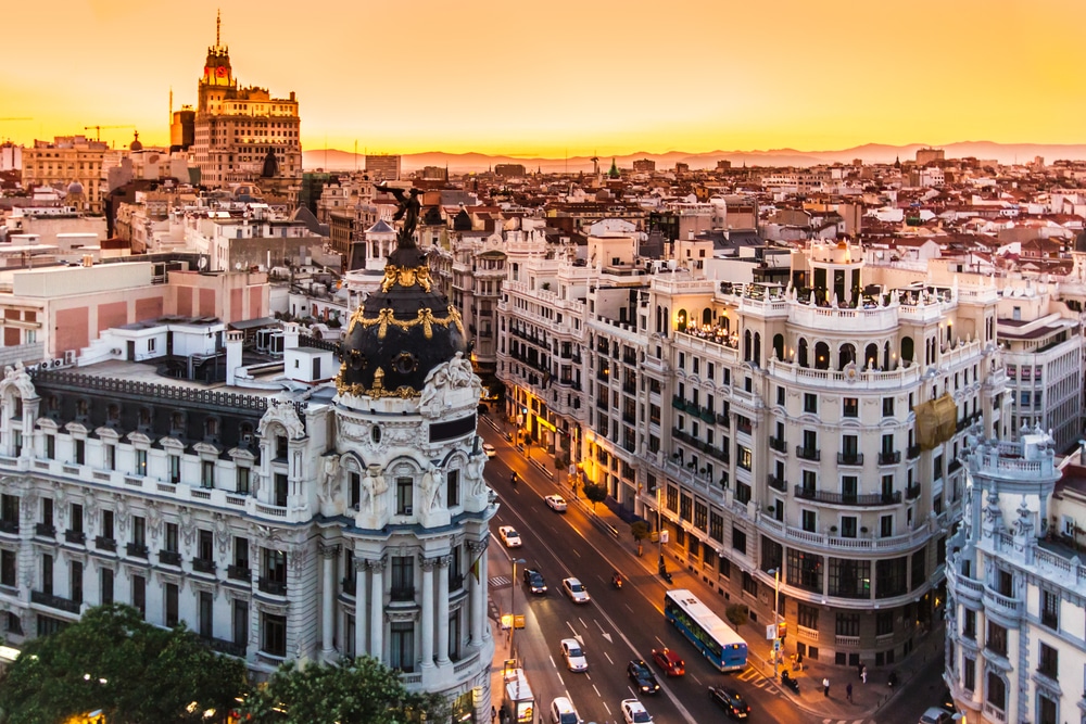 Panoramisch luchtzicht op Gran Via, belangrijkste winkelstraat in Madrid.