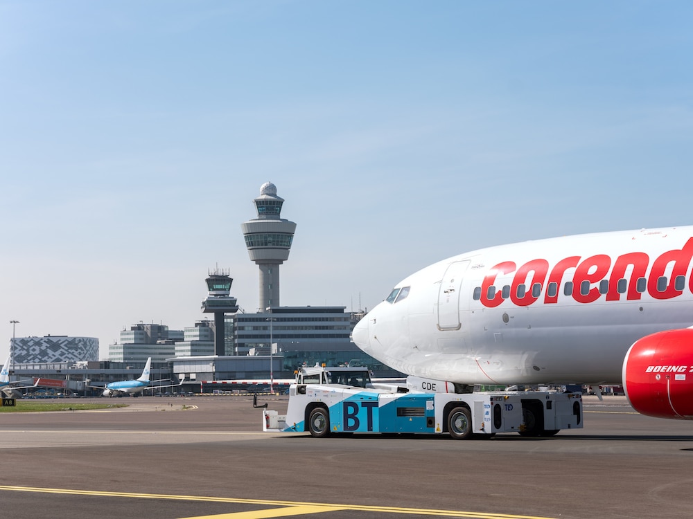 Schiphol en partners starten proef met duurzaam taxiënde vliegtuigen